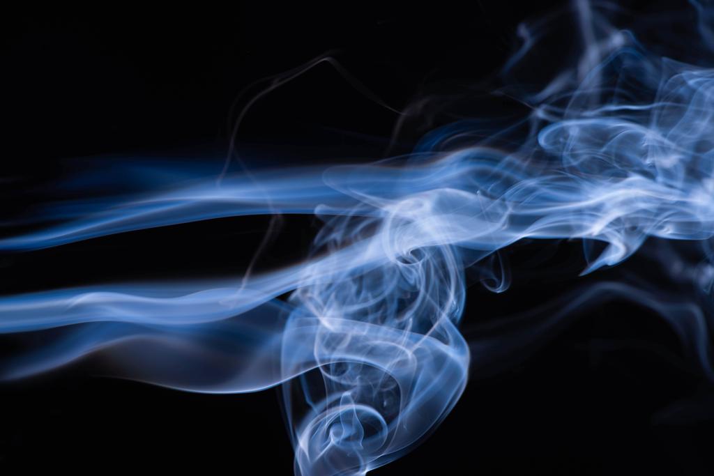 blau bunt fließender Rauch auf schwarzem Hintergrund - Foto, Bild