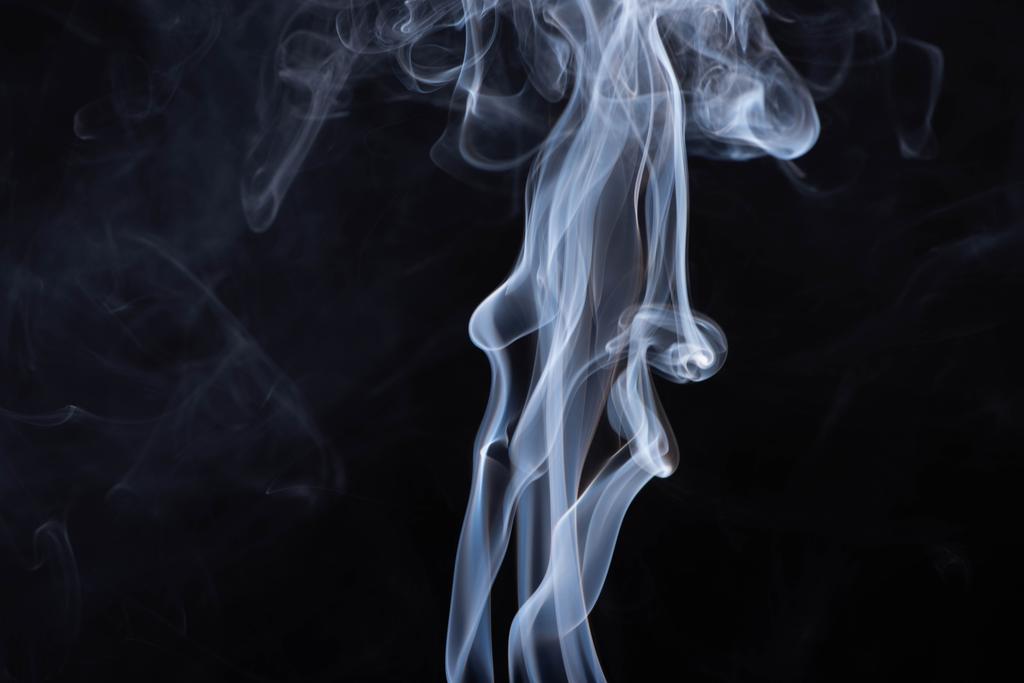 abstraktní bílý tekoucí kouř na černém pozadí - Fotografie, Obrázek