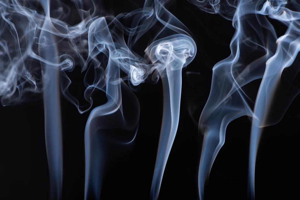 abstrakcyjny biały płynący dym na czarnym tle - Zdjęcie, obraz