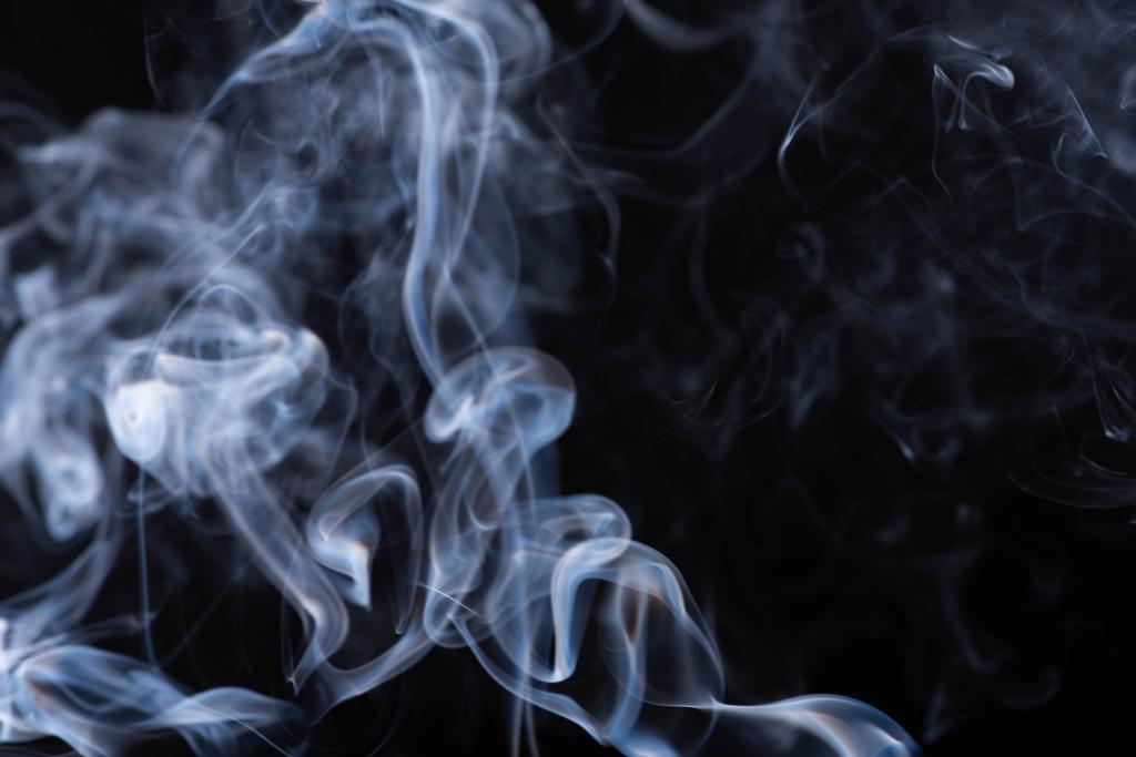 λευκό σύννεφο καπνού που ρέει σε μαύρο φόντο - Φωτογραφία, εικόνα