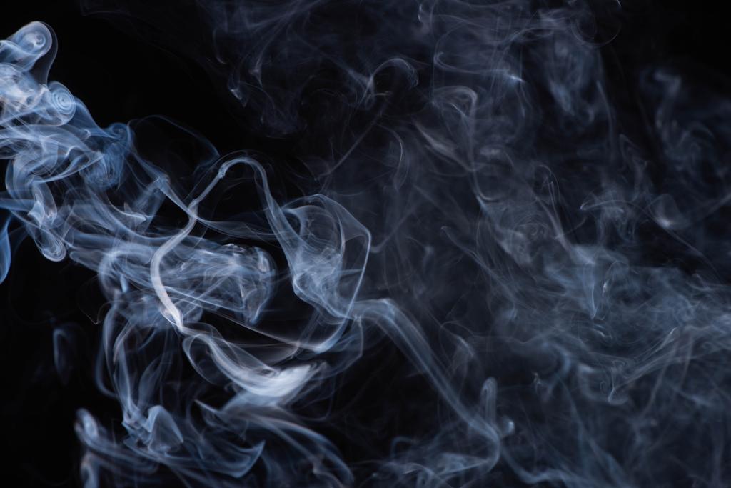 nuvola di fumo fluente bianca su sfondo nero
 - Foto, immagini