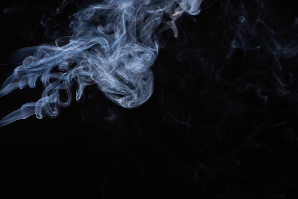 nube de humo de flujo blanco sobre fondo negro con espacio de copia
 - Foto, Imagen
