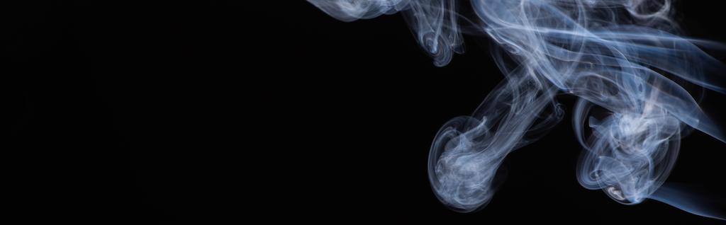 nuvola di fumo fluente bianca su sfondo nero con spazio copia, scatto panoramico
 - Foto, immagini