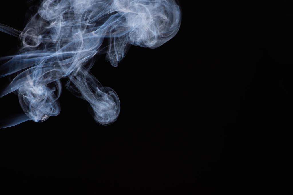 valkoinen virtaava savupilvi mustalla taustalla kopiotila
 - Valokuva, kuva