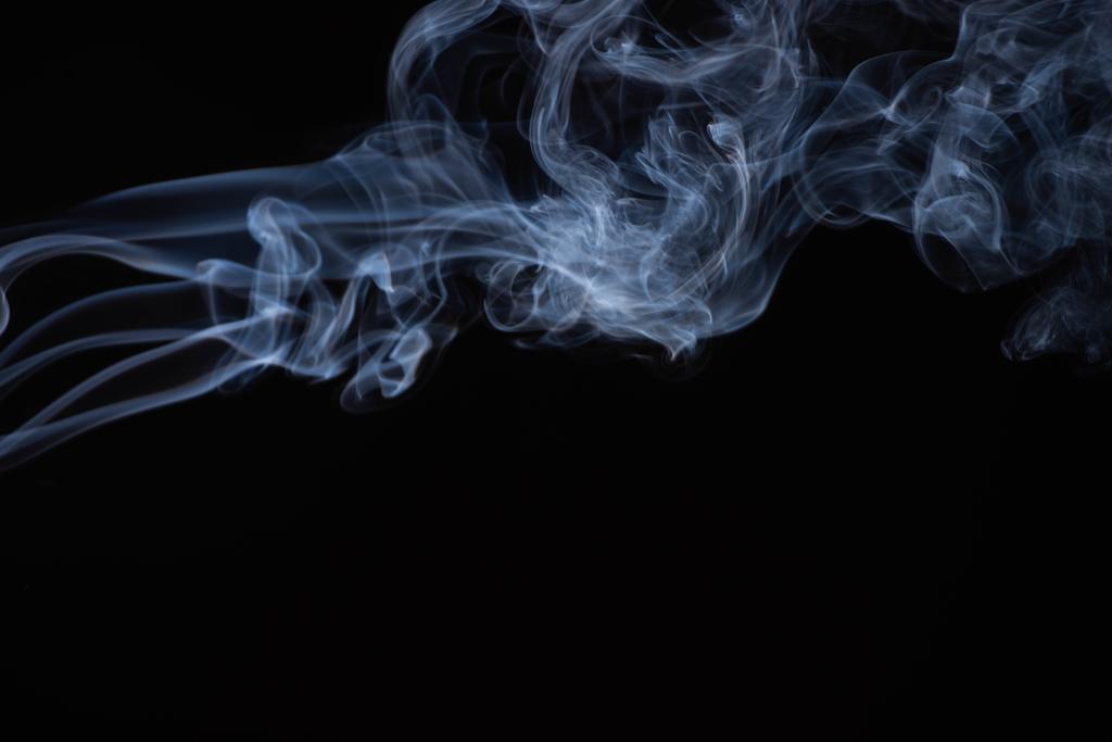 branco nuvem de fumaça fluindo no fundo preto com espaço de cópia
 - Foto, Imagem