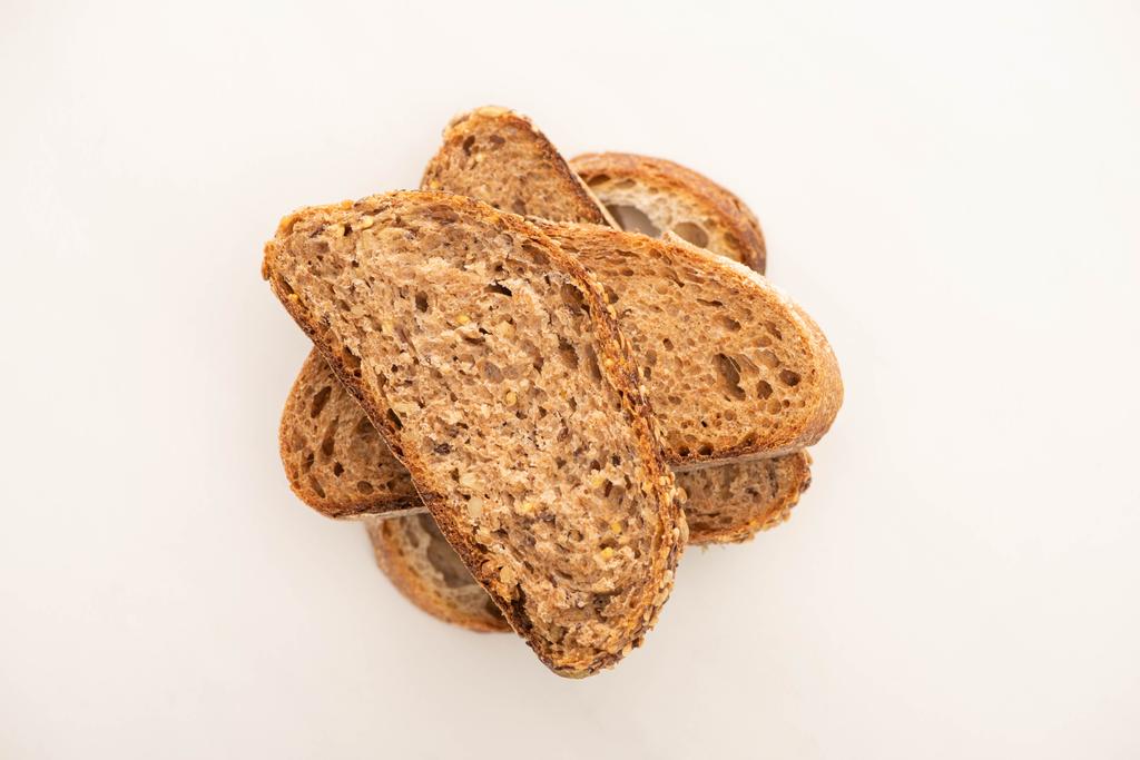 felső nézet friss teljes kiőrlésű kenyér szeletek verem fehér háttér - Fotó, kép