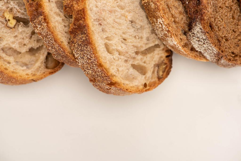 vista superior de fatias de pão de trigo integral fresco no fundo branco
 - Foto, Imagem