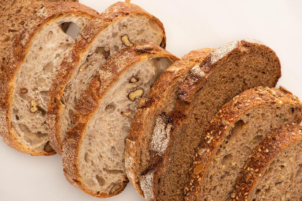 fatias de pão de trigo integral fresco no fundo branco
 - Foto, Imagem