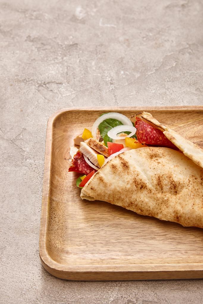 świeże burrito z kurczakiem i warzywami na betonie szarym tle - Zdjęcie, obraz