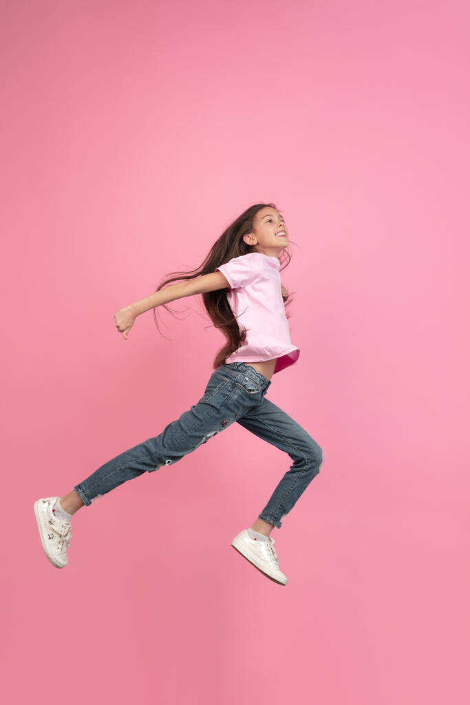 Kaukasische kleine Mädchen Porträt isoliert auf rosa Studiohintergrund, Emotionen Konzept - Foto, Bild
