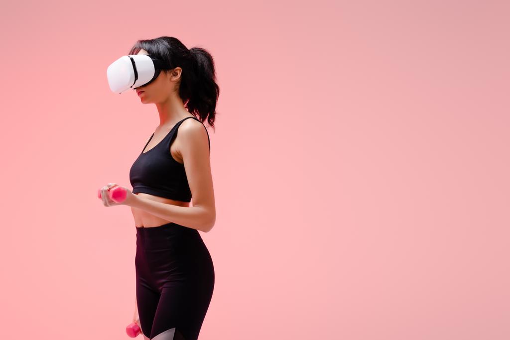 afro-americana esportista em realidade virtual headset exercitando com halteres em rosa
   - Foto, Imagem