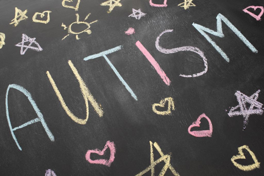 vysoký úhel pohledu na tabuli s autismem nápisy, srdce, hvězdy a slunce - Fotografie, Obrázek