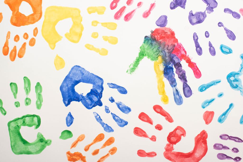 pohled na barevné otisky na bílém pro Světový den autismu  - Fotografie, Obrázek
