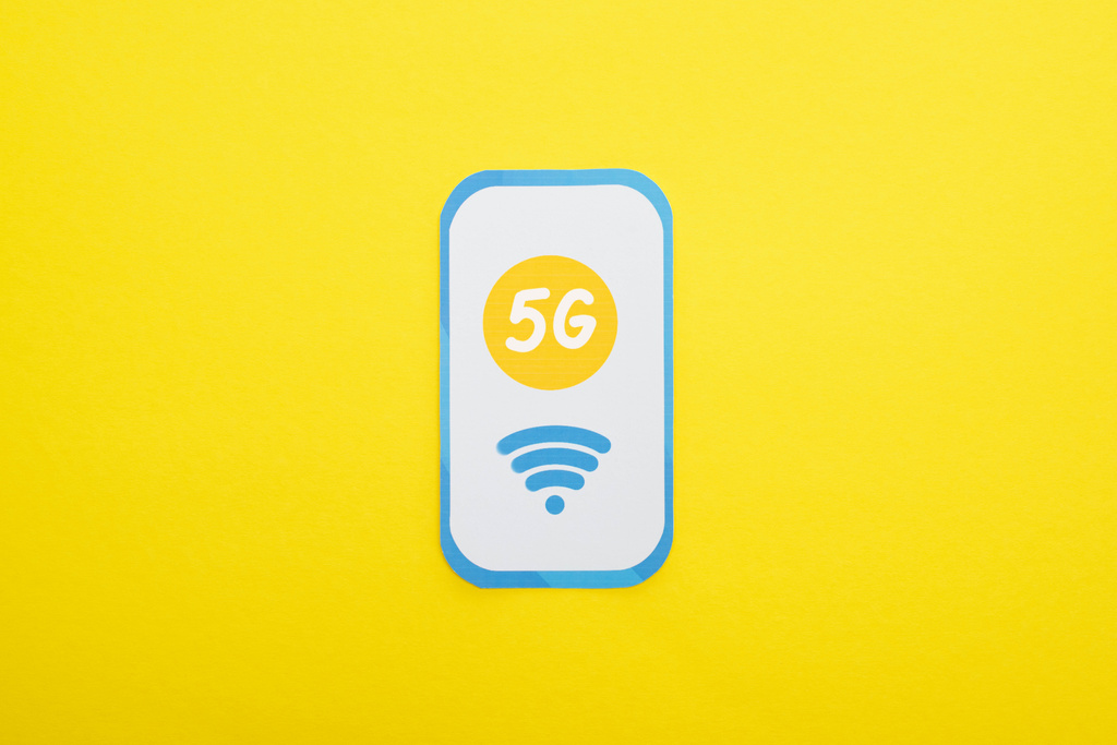 vista superior de las letras 5g en el teléfono inteligente de papel sobre fondo amarillo
 - Foto, Imagen