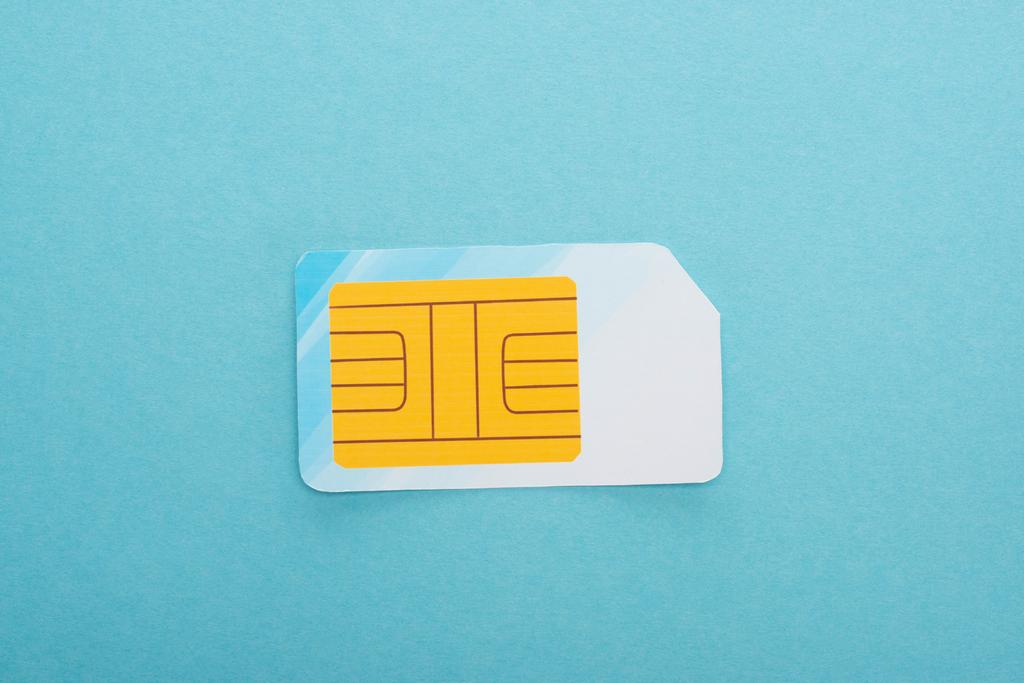 vista superior do cartão SIM no fundo azul
 - Foto, Imagem