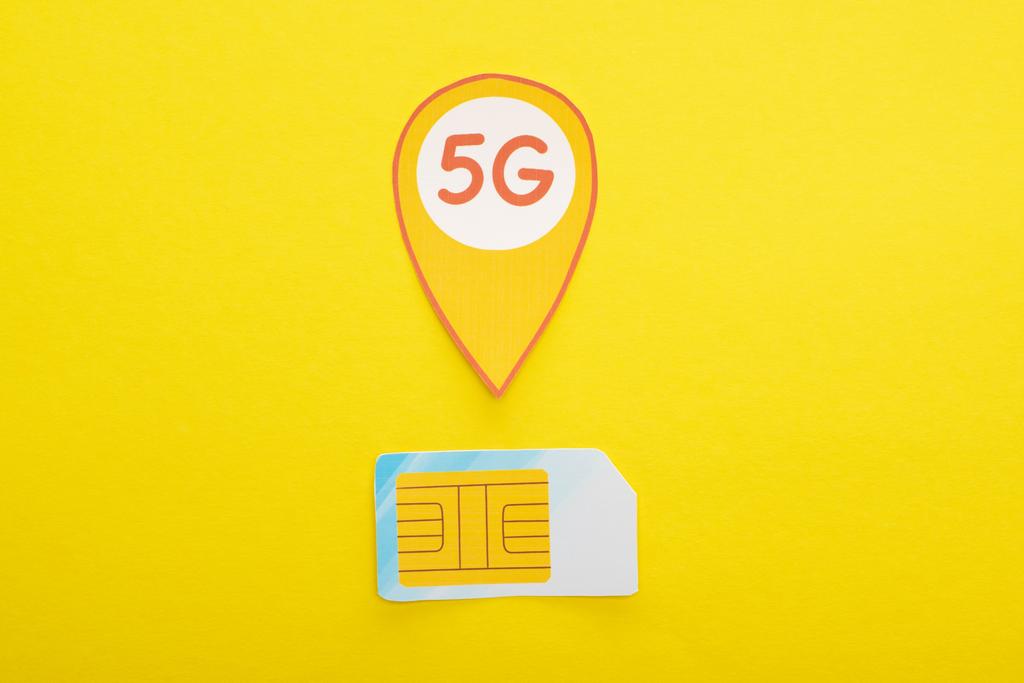 vista superior de la tarjeta SIM y letras de 5g sobre fondo amarillo
 - Foto, imagen