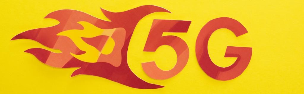 Sarı arkaplanda alev harfleri olan kırmızı 5 G 'nin üst görünümü, panoramik çekim - Fotoğraf, Görsel