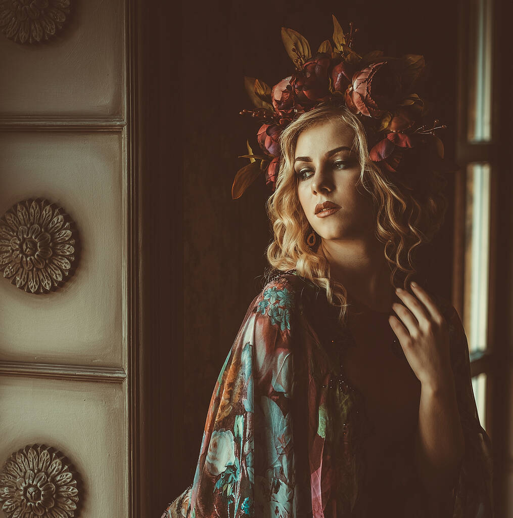 Mulher bonita em um vestido de cores florais fica no palácio
 - Foto, Imagem