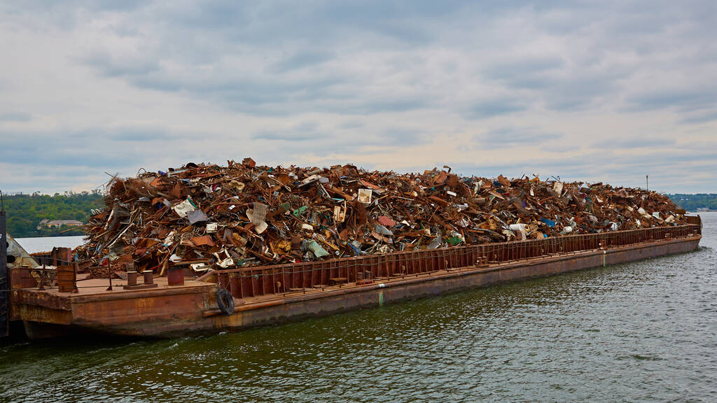 Απορρίμματα μετάλλου σε φορτηγίδα σε ποτάμι στη Γερμανία - Φωτογραφία, εικόνα