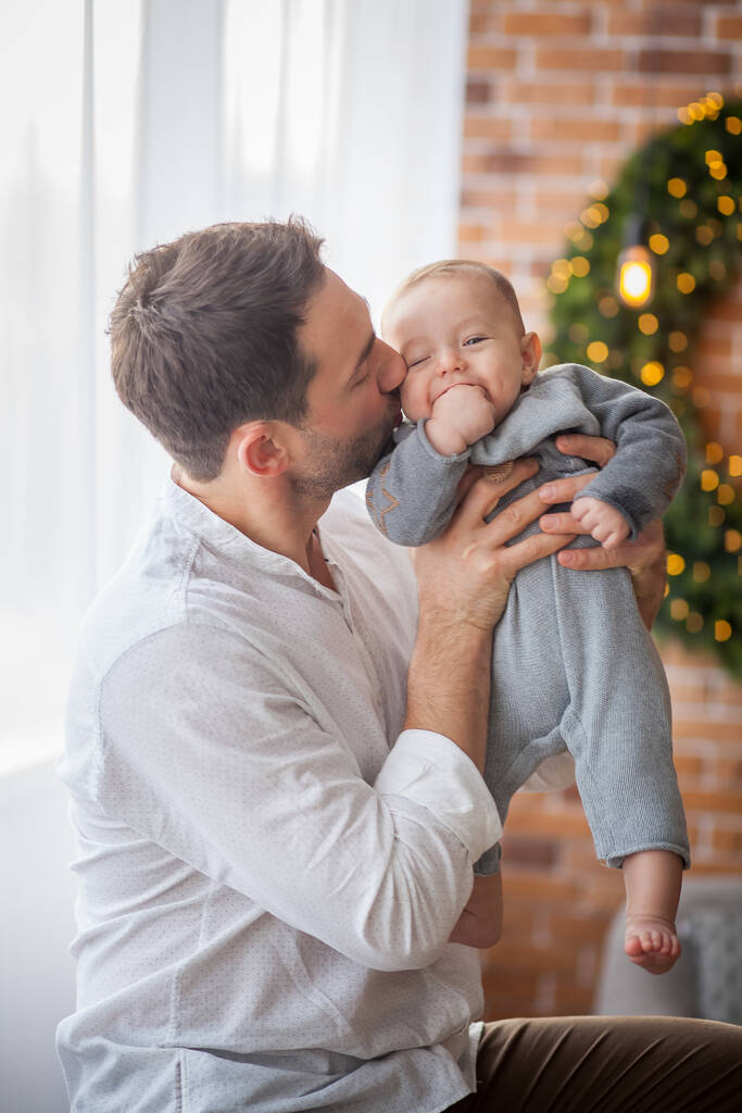 pai beija seu filho em casa
 - Foto, Imagem