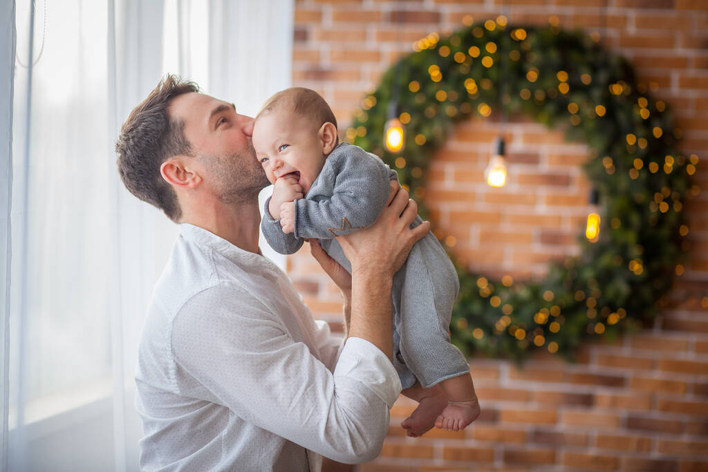 tata całuje swojego synka w domu - Zdjęcie, obraz