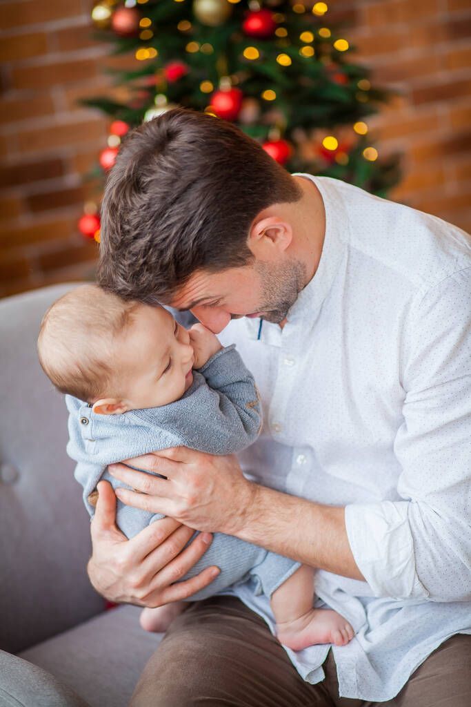 papà bacia un figlio appena nato a casa
 - Foto, immagini