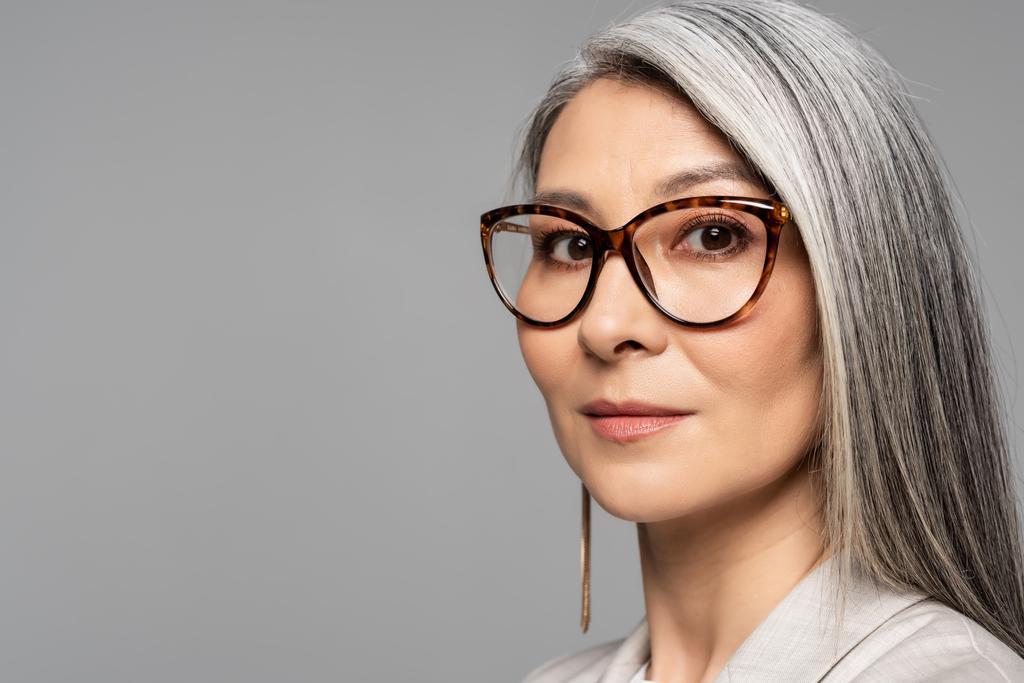 ελκυστική ασιάτισσα επιχειρηματίας με γυαλιά ηλίου απομονωμένη σε γκρι - Φωτογραφία, εικόνα