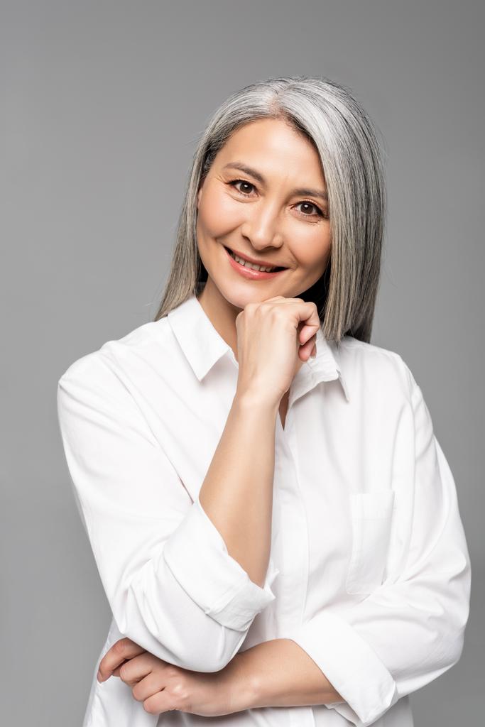 souriant asiatique femme avec gris cheveux isolés sur gris
 - Photo, image