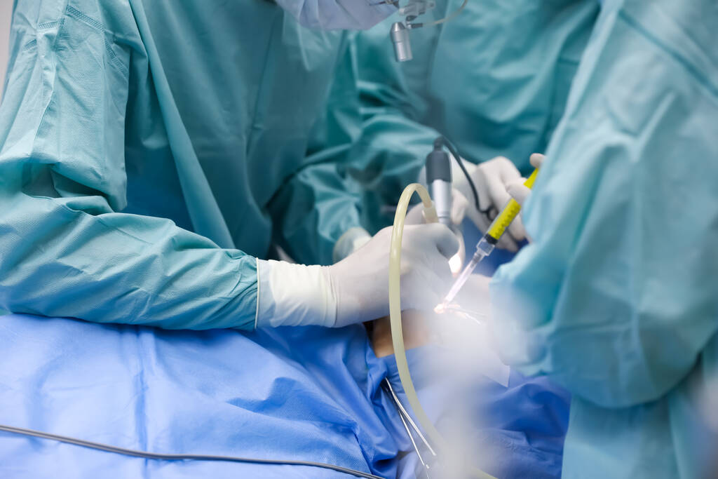 Tým profesionálních lékařů provádějících operace v chirurgickém sále - Fotografie, Obrázek