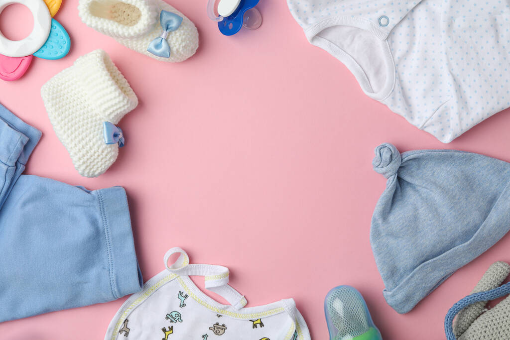 ピンクの背景に子供服やアクセサリーとフラットレイアウト組成物、テキストのためのスペース - 写真・画像