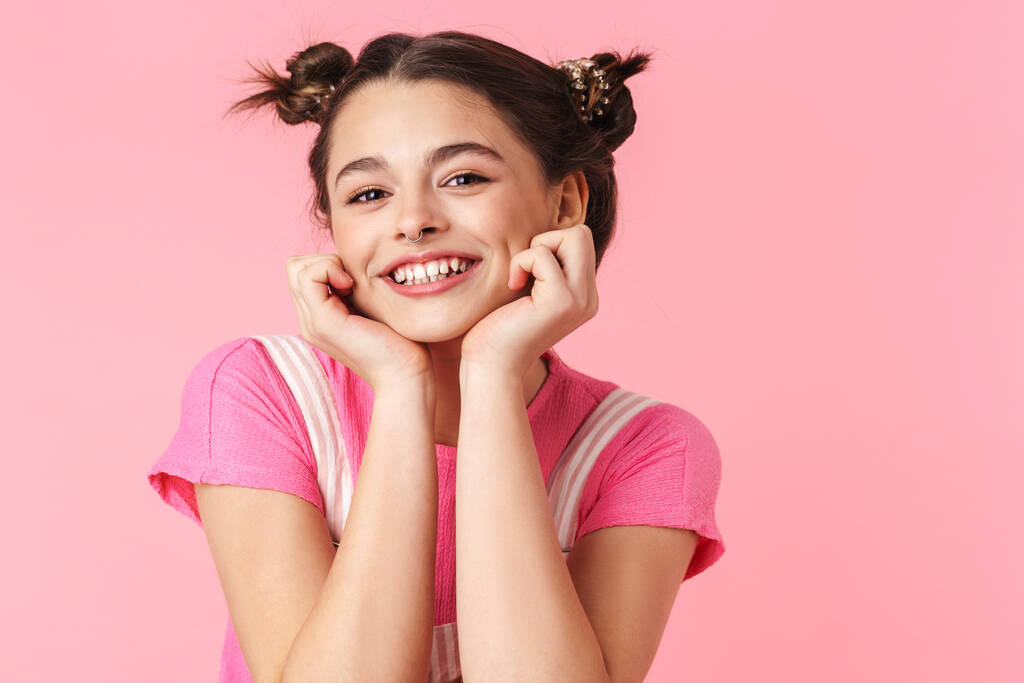 Kuva ihana viehättävä tyttö nenä rengas poseeraa ja hymyilee kameran eristetty vaaleanpunainen tausta
 - Valokuva, kuva