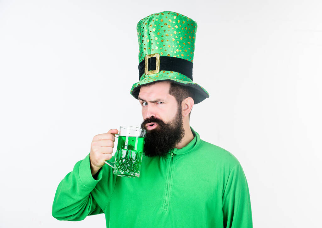 Cervecería irlandesa. Celebración global cultura irlandesa. Hombre barbudo hipster sombrero patricks día beber cerveza pinta. Vacaciones de San Patricio. Bebida de colores patricks vacaciones. Color verde parte de la celebración - Foto, imagen