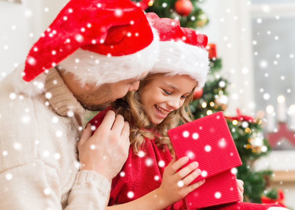 Sonriente padre e hija abriendo caja de regalo
 - Foto, imagen