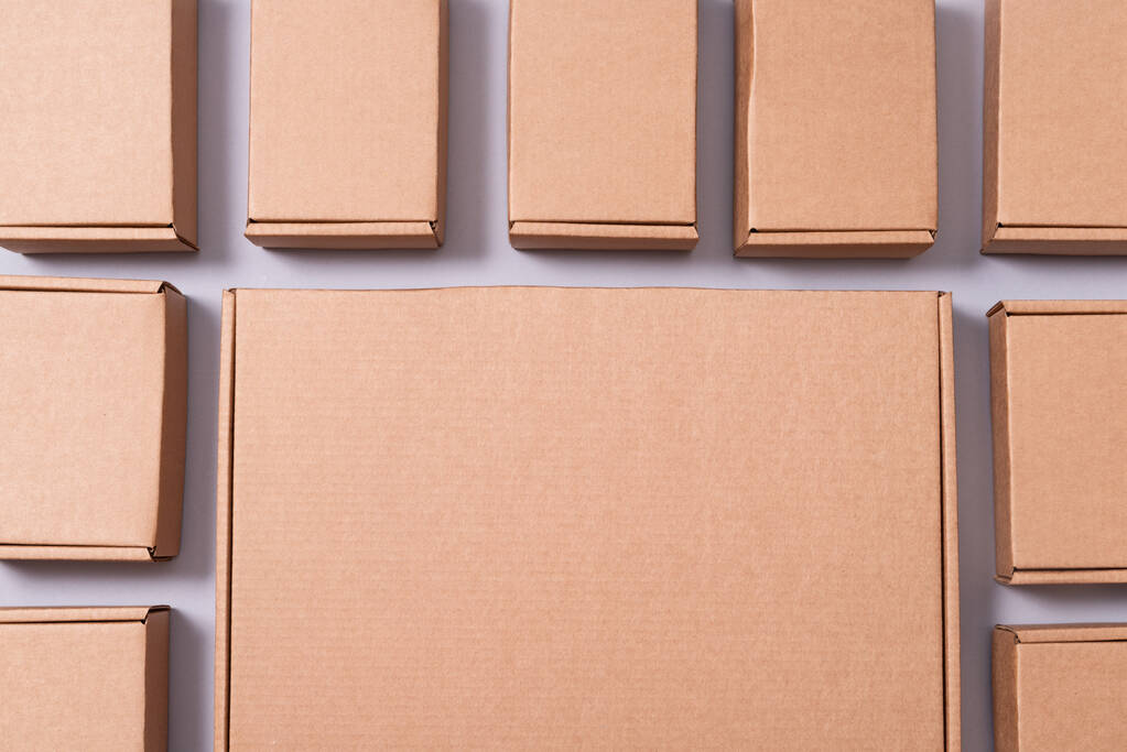 Багато картонних коробок на сірому фоні, копіювати простір
 - Фото, зображення