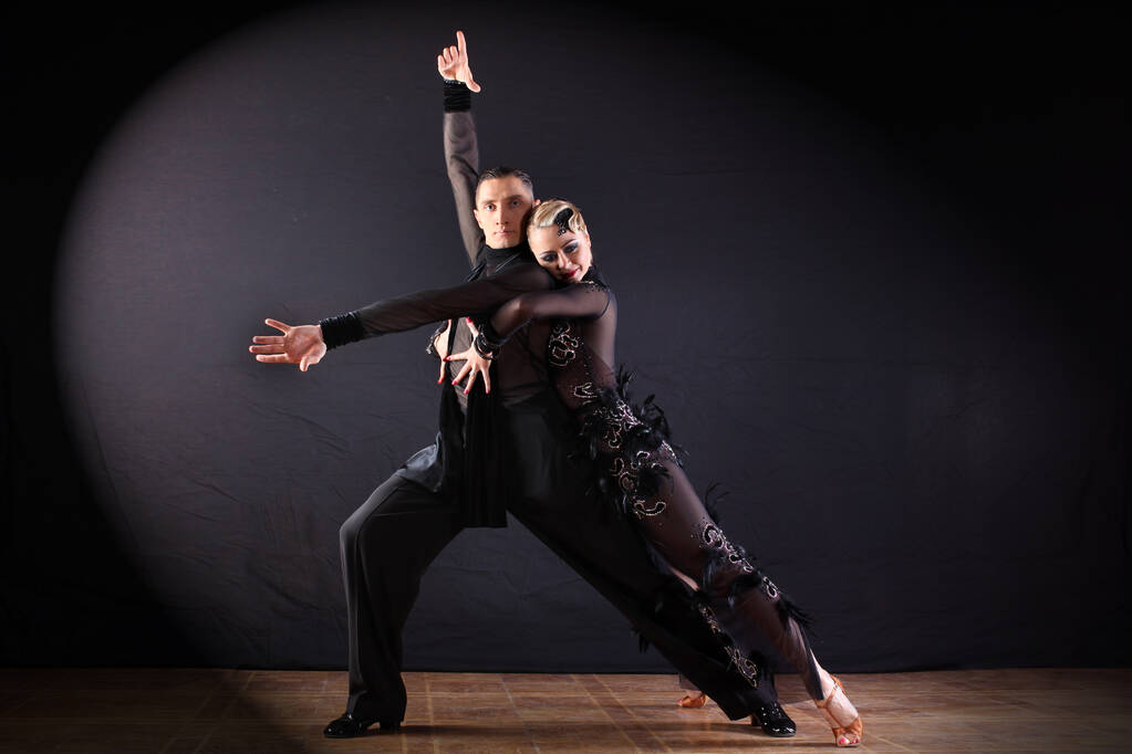 Tänzer im Ballsaal isoliert auf schwarzem Hintergrund - Foto, Bild