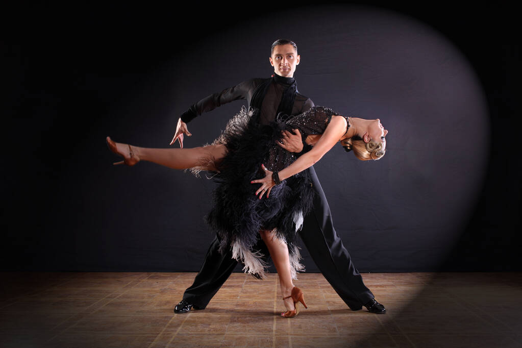 χορευτές στην αίθουσα χορού που απομονώνονται σε μαύρο φόντο - Φωτογραφία, εικόνα