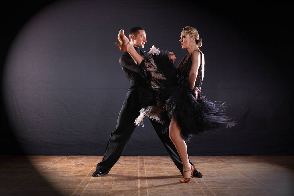 Tanssijat tanssisalissa eristetty mustalla pohjalla
 - Valokuva, kuva