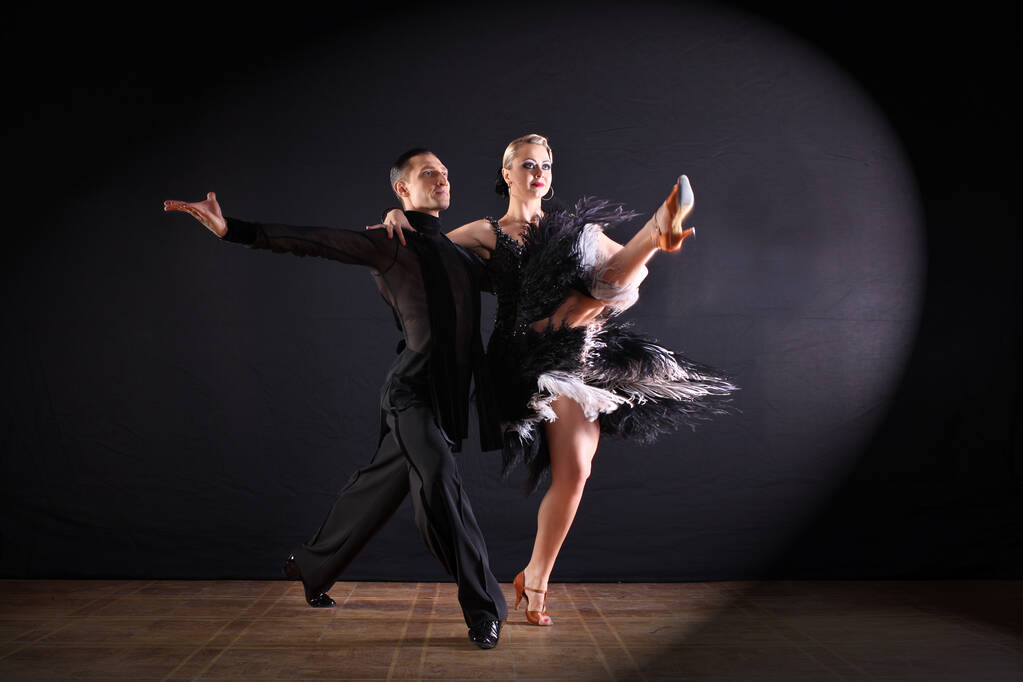 танцоры в бальном зале изолированы на черном фоне
 - Фото, изображение