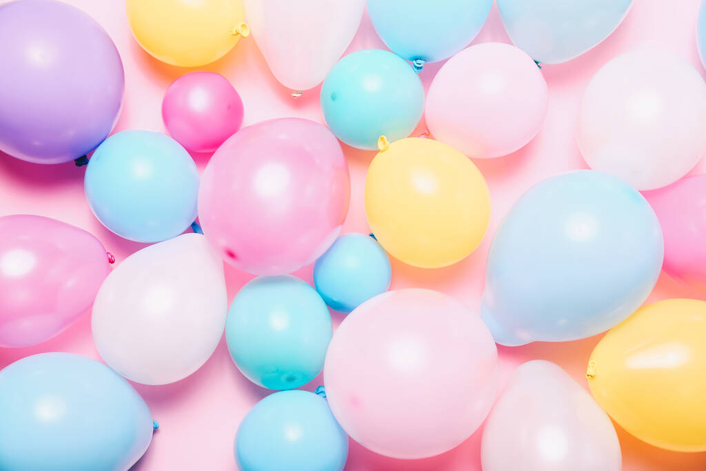 Urodzinowe tło z kolorowymi balonami, widok z góry - Zdjęcie, obraz