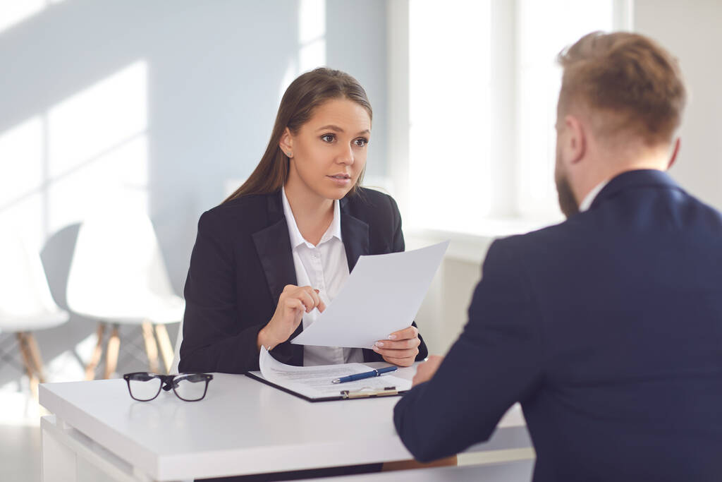 Γυναίκα εργοδότης μιλάει παίρνει συνέντευξη από έναν άνδρα για μια κενή θέση εργασίας σε μια εταιρεία - Φωτογραφία, εικόνα