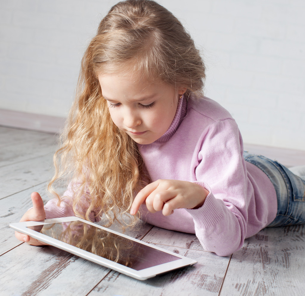 Kind mit Tablet-PC - Foto, Bild