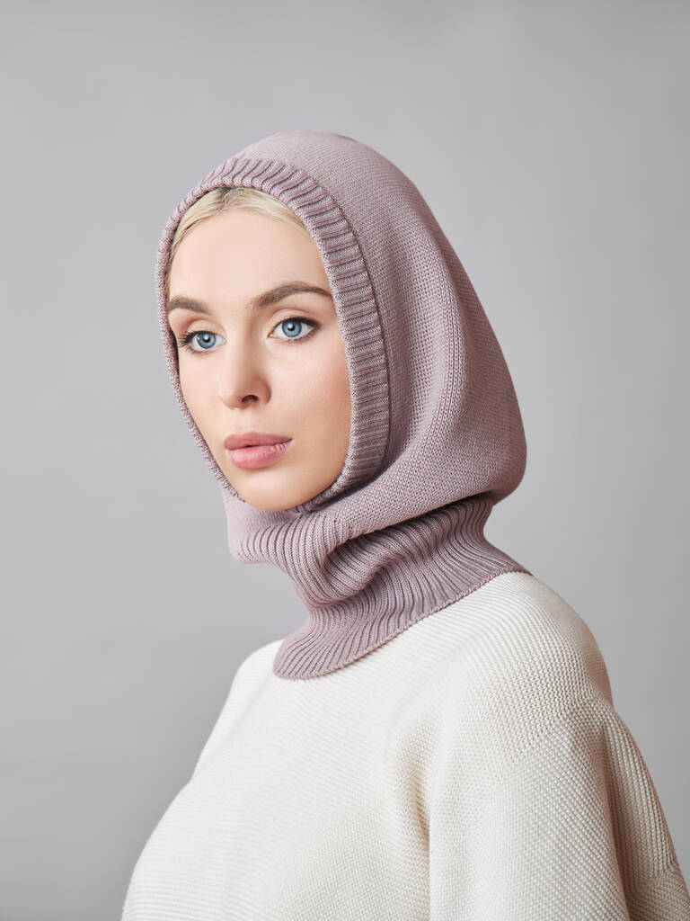 Ευρωπαία Μουσουλμάνα με ξανθά μαλλιά και κουκούλα ντυμένη στο κεφάλι. Όμορφο κορίτσι σε πουλόβερ με απαλό δέρμα, φυσικά καλλυντικά - Φωτογραφία, εικόνα