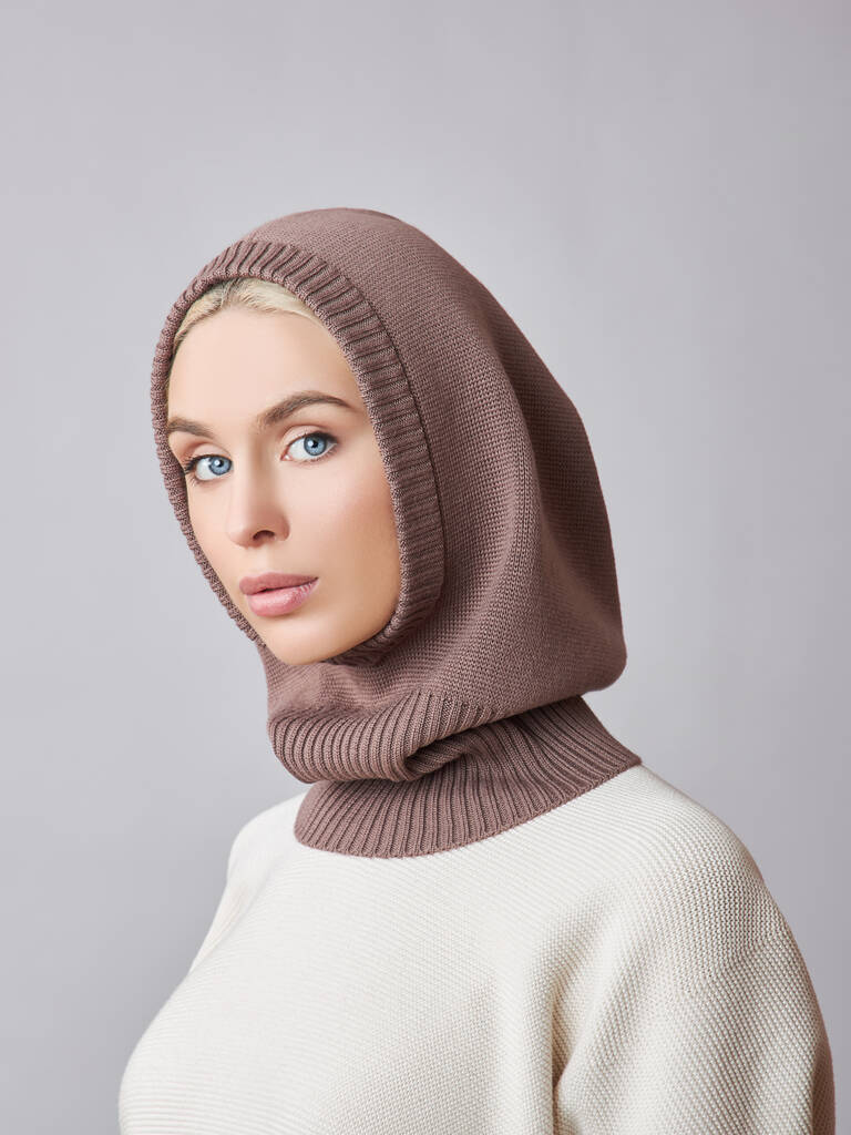 Evropská muslimka s blonďatými vlasy v kapuci na hlavě. Krásná dívka ve svetru s jemnou pletí, přírodní kosmetika - Fotografie, Obrázek