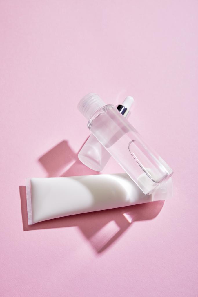 Hochwinkel-Ansicht von Kosmetika auf rosa Hintergrund eingestellt - Foto, Bild