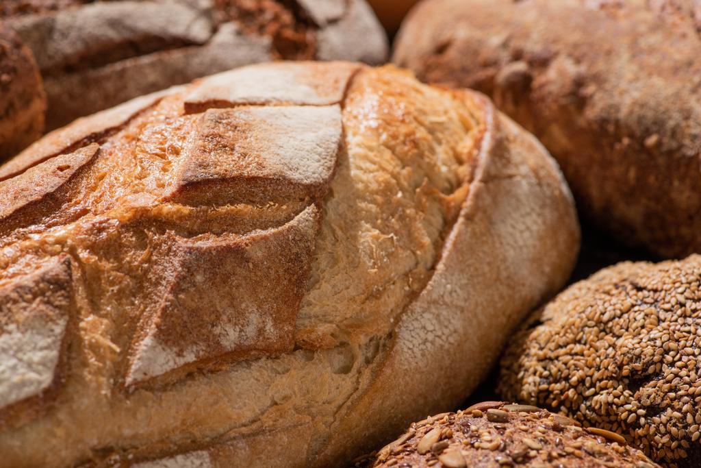 vista de perto de pão fresco assado marrom e branco
 - Foto, Imagem