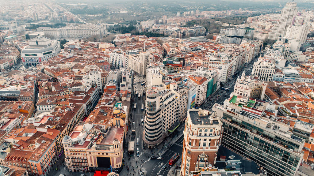 Teatro Real em Madrid.Grande casa de ópera localizada na Plaza de Isabel II. Paisagem urbana aérea de marcos de Madri
 - Foto, Imagem