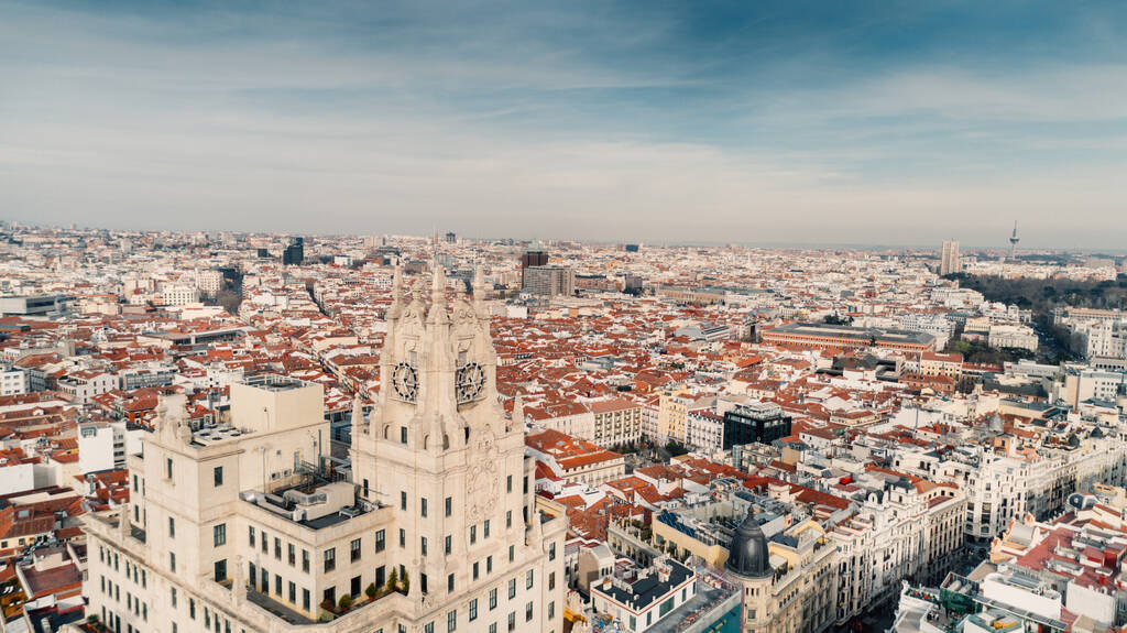Telefonica épület a Gran Via utcán Madridban, Spanyolországban. Aerial view on historical landmark in capital of Spain.Madrid belvárosa város.Edificio Telefonica felhőkarcoló forma felett - Fotó, kép