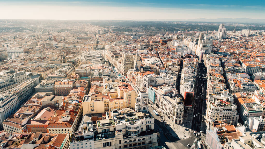 Повітряний вид Calle de Alcala and Calle Gran Via.Panoramic air view of Gran Via, main shopping street in Madrid, capital of Spain, Europe.Tourist appearation and most known street. - Фото, зображення