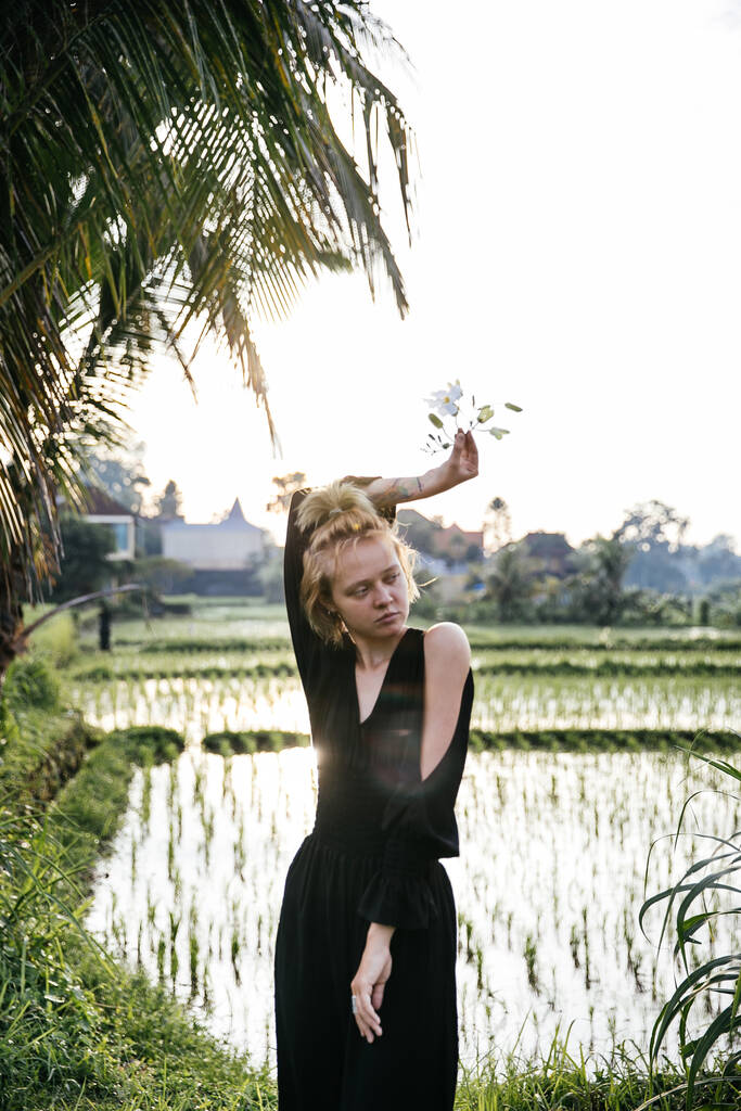 blondi bloggaaja tyttö tekee joogaa ja meditaatiota riisipellolla matkustaessaan Indonesiassa Balilla
 - Valokuva, kuva