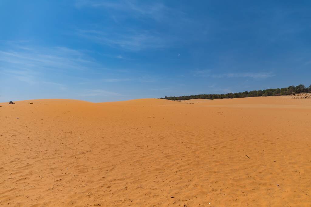 Un plano panorámico de las dunas de arena roja en Mui Ne, Vietnam con un cielo azul claro
 - Foto, Imagen